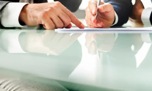 personas-corporativas-analizando-notas-conexion-pluma_11zon_11zon